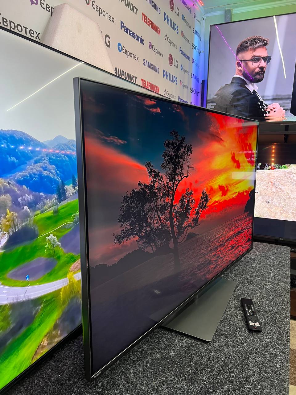 Телевізор Philips 55PUS8808/12  - фото 3